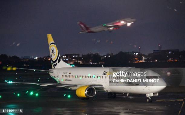 Turpial Airlines plane covering the route Caracas-Bogota, taxes upon arrival at El Dorado International Airport on November 7 in Bogota. - The 8820...