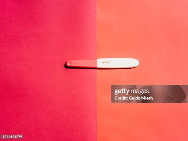 pregnancy test on pink background. - zwangerschapstest stockfoto's en -beelden