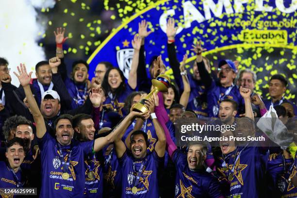 Independiente del Valle players celebrate with the trophy after winning the final of Copa Ecuador 2022 between Independiente del Valle and 9 de...