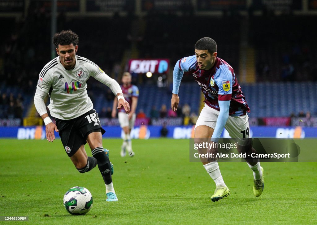 Aufstellungen: Fc Burnley Gegen Crawley Town Burnley's Anass Zaroury takes on Crawley Town's Jayden Davis during