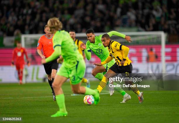 Donyell Malen of Borussia Dortmund controls the ball during the Bundesliga match between VfL Wolfsburg and Borussia Dortmund at Volkswagen Arena on...