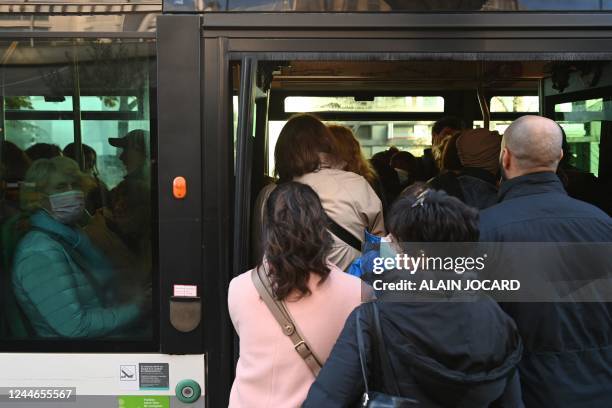 Commuters get into a bus near the Gare Montparnasse railway station during a strike in Paris on November 10, 2022. - Seven lines of the Paris metro...