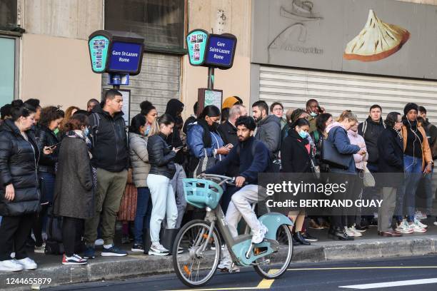 Commuters wait for buses near the Gare Saint-Lazare railway station during a strike in Paris on November 10, 2022. - Seven lines of the Paris metro...