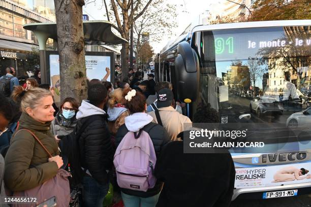 Commuters get into a bus near the Gare Montparnasse railway station during a strike in Paris on November 10, 2022. - Seven lines of the Paris metro...