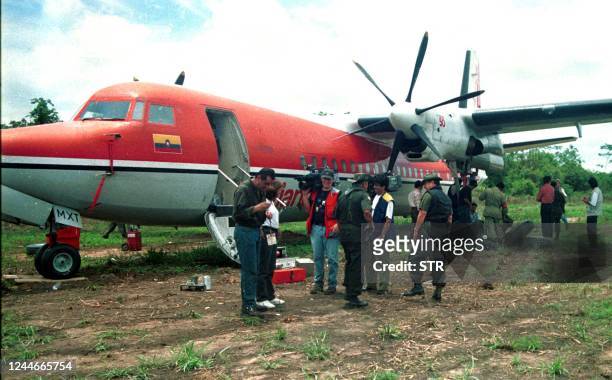 El avion de Avianca Fokker 50 que fue secuestrado con cuarentaises personas, permece en la pista donde fue dejado por sus captores en Simiti, a unas...