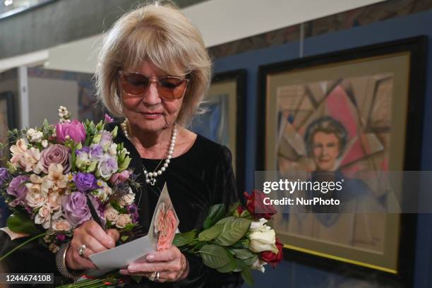 Artist Barbara Kaczmarowska-Hamilton signs autographs. On the eve of Independence Day, Barbara Kaczmarowska-Hamilton, the portraitist of the Windsor...