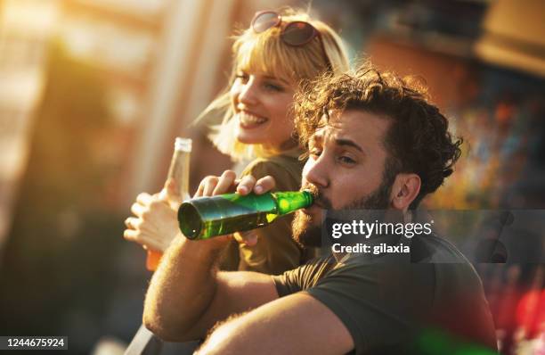 dachparty an einem sommernachmittag. - beer bottle stock-fotos und bilder