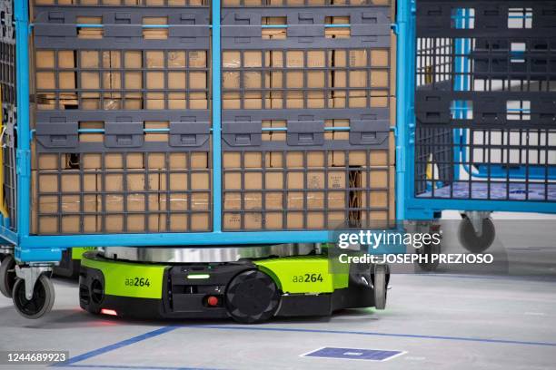 Amazon Warehouse Robot Photos and Premium High Res Pictures - Getty Images