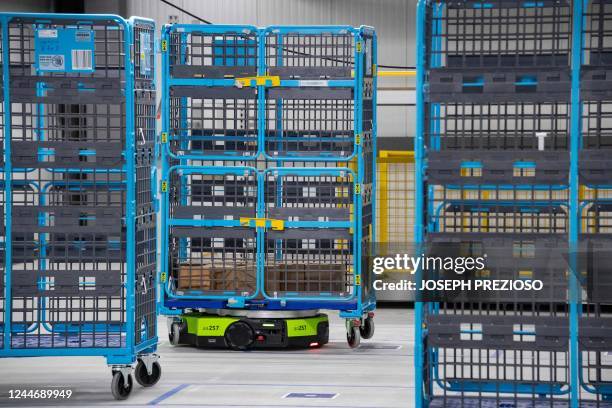 224 Amazon Warehouse Robot Stock Photos, High-Res Pictures, and Images ...