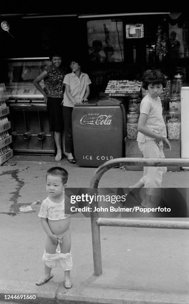 ichildren pee on the street in china