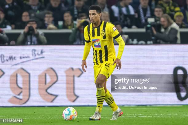 Jude Bellingham of Borussia Dortmund controls the ball during the Bundesliga match between Borussia Mönchengladbach and Borussia Dortmund at...