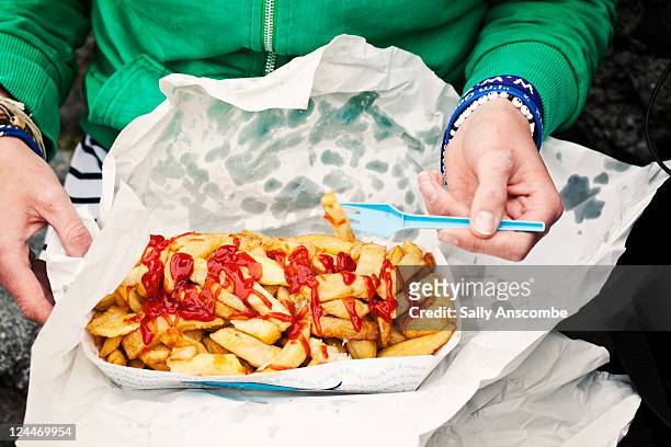 chips and tomato sauce - fast food french fries - fotografias e filmes do acervo