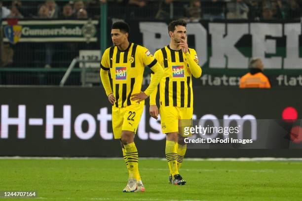 Jude Bellingham of Borussia Dortmund and Mats Hummels of Borussia Dortmund gestures during the Bundesliga match between Borussia Mönchengladbach and...