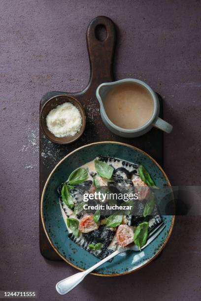 krab ravioli nero - crab pot stockfoto's en -beelden