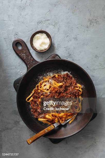 clásico tagliatelle bolognese con queso parmesano - tagliatelle fotografías e imágenes de stock