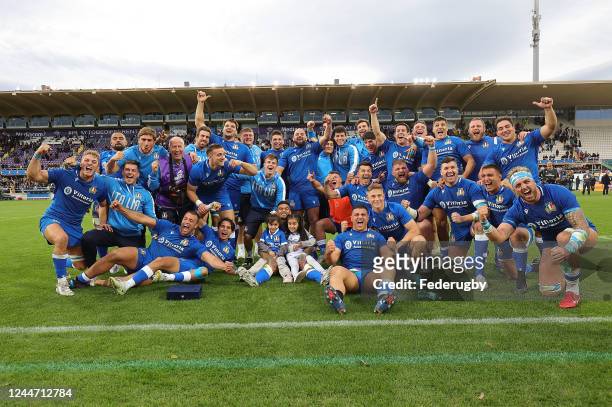 All plyers and staff of Italy celebrates the victory after during the Autumn International match between Italy and Australia on November 12, 2022 in...