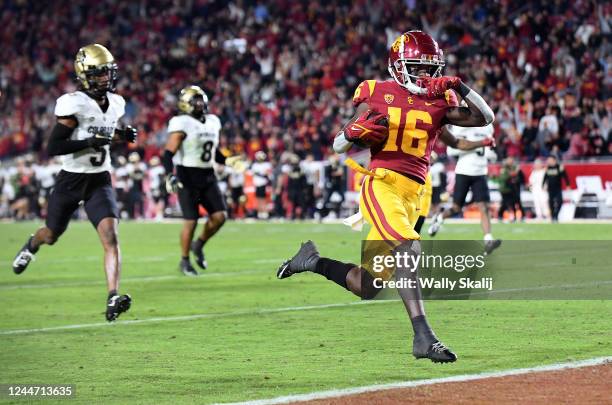 Los Angeles, California November 11, 2022- USC receiver Tahj Washington beats the Colorado defense to score a touchdown in the third quarter at the...