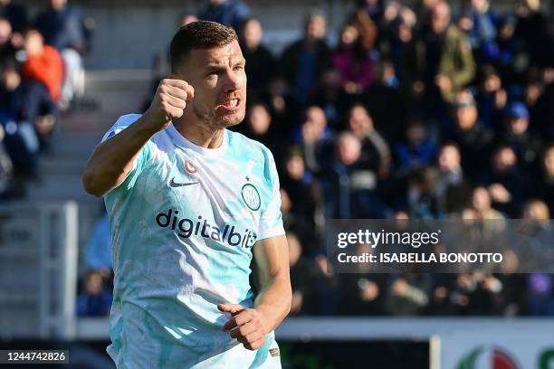 Inter Milan's Bosnian forward Edin Dzeko celebrates after scoring his side's second goal during the Italian Serie A football match between Atalanta...