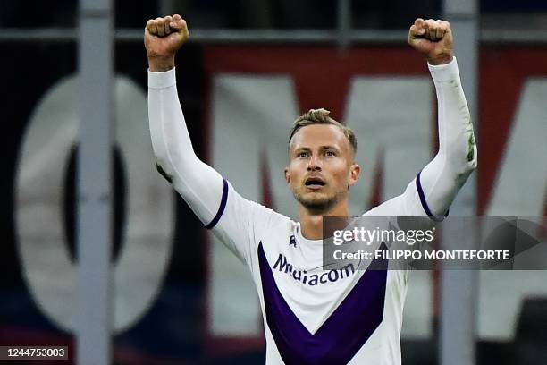 Fiorentina's Czech midfielder Antonin Barak celebrates after scoring an equalizer during the Italian Serie A football match between AC Milan and...