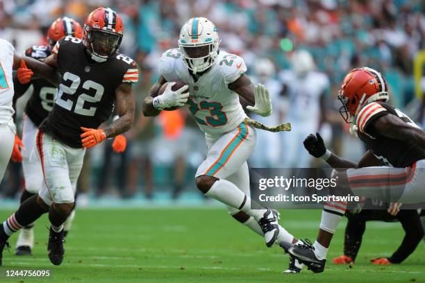 Miami Dolphins running back Jeff Wilson Jr. Shows his Heisman pose as he rushes during the game between the Cleveland Browns and the Miami Dolphins...