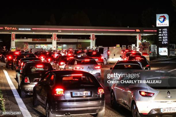 Drivers queue at a petrol station at night in Toulouse, southwestern France on November 13, 2022.
