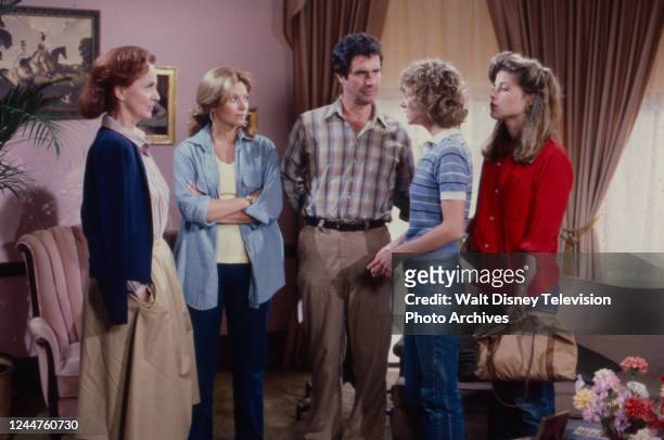 Los Angeles, CA Beatrice Straight, Mary Frann, Bradford Dillman, Marilyn Jones, Linda Hamilton appearing in the ABC tv series 'King's Crossing'.