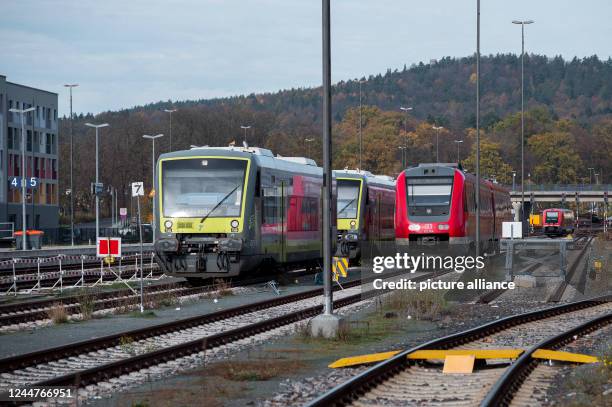 November 2022, Bavaria, Bayreuth: Trains of Agilis and Deutsche Bahn stand on tracks at the main station. The Franconia-Saxony line from Nuremberg to...