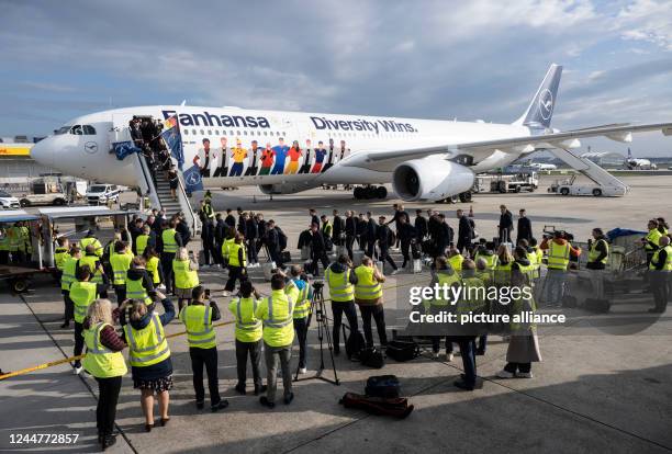 November 2022, Hessen, Frankfurt/M.: Soccer, before the World Cup, national team, departure, airport; coaches, officials, support staff and players...