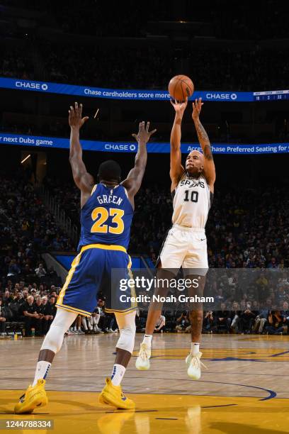 Jeremy Sochan of the San Antonio Spurs shoots the ball during the game against the Golden State Warriors on November 14, 2022 at Chase Center in San...