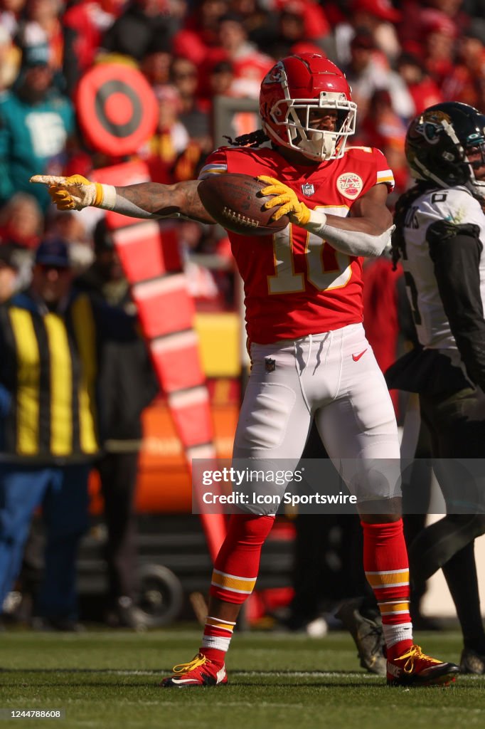 Kansas City Chiefs running back Isiah Pacheco signals first down