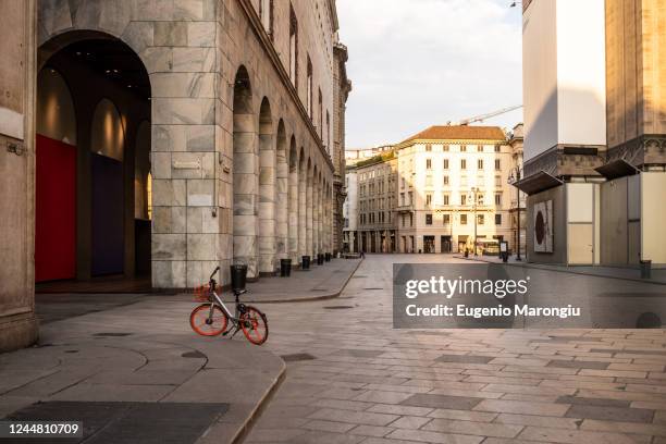 empty streets in the city of milan during the corona virus lockdown period - milan italy stockfoto's en -beelden