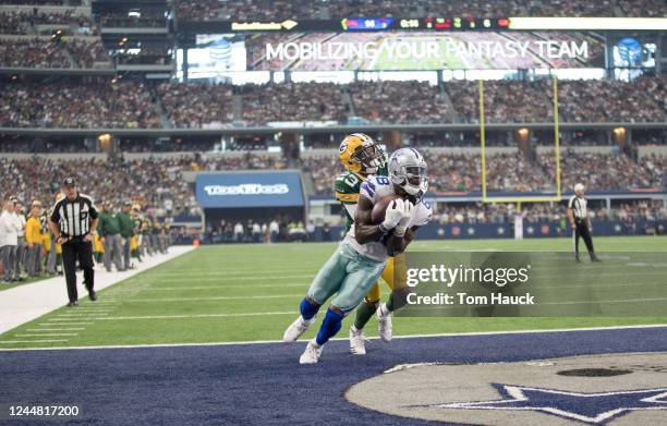 Dallas Cowboys wide receiver Dez Bryant catches a touchdown pass against Green Bay Packers cornerback Damarious Randall during an NFL football game...