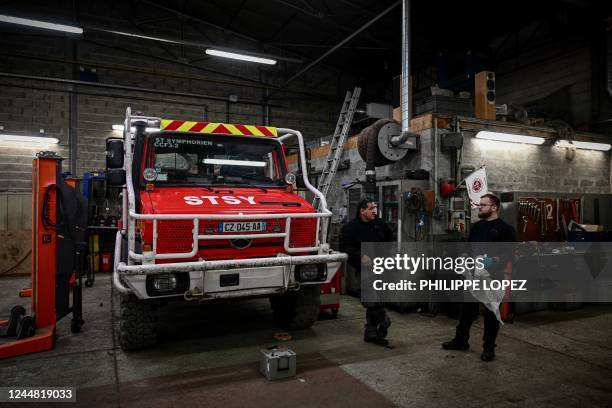 Fire Mechanic 506 Fire Truck Mechanic Stock Photos, High-Res Pictures, and Images ...