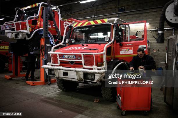 Fire Mechanic 506 Fire Truck Mechanic Stock Photos, High-Res Pictures, and Images ...