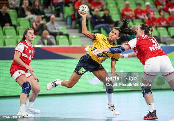 Jamina Roberts of Sweden shoots at goal under pressure during the EHF European Women's Handball main round Group I between Croatia and Sweden at...