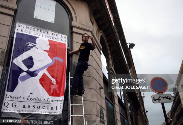 Un membre du Mouvement d'animation culturelle et artistique de quartier répond à des journalistes, le 11 janvier 2007 à Paris, alors qu'il fixe...