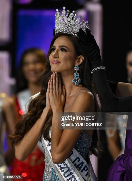The new Miss Venezuela Diana Silva, representative of the Capital District, is crowned by outgoing Miss Venezuela 2021 Amanda Dudamel at the Poliedro...
