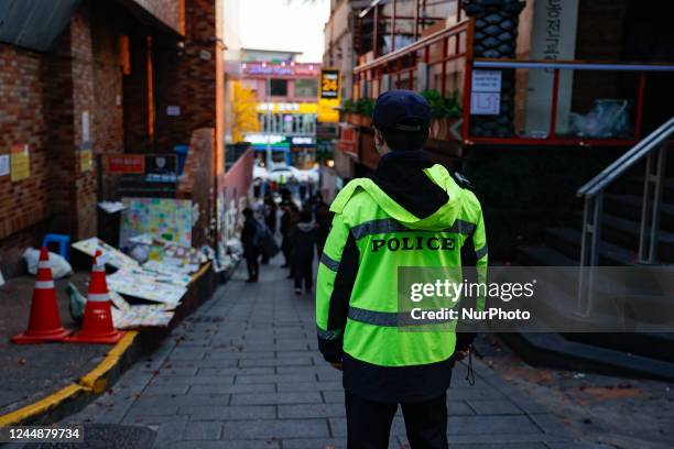 People visit the site of the Itaewon disaster, look around the situation at the time of the accident, and write condolences on November 18, 2022 in...