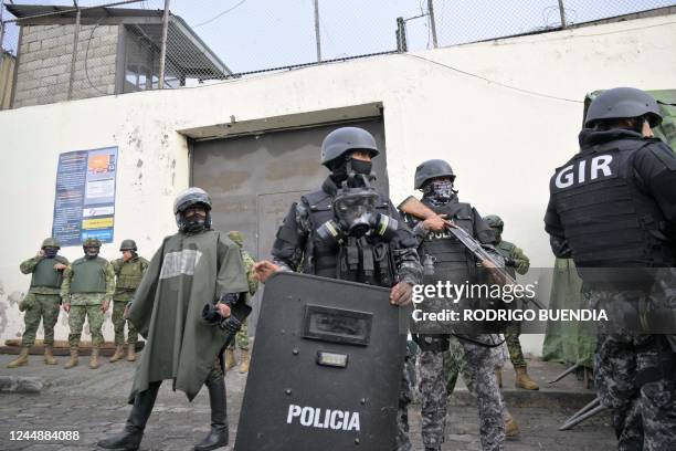 Soldiers and police stand guard outside the Pichincha 1 prison in Quito, on November 18, 2022. - The Ecuadorian Prosecutor's Office confirmed the...