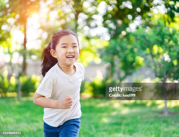 かわいい女の子ランニング - 女の子走る ストックフォトと画像