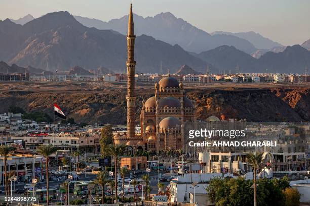 This picture taken on November 19, 2022 shows a view of the old market area of Egypt's Red Sea resort city of Sharm el-Sheikh and the Grand Mosque of...