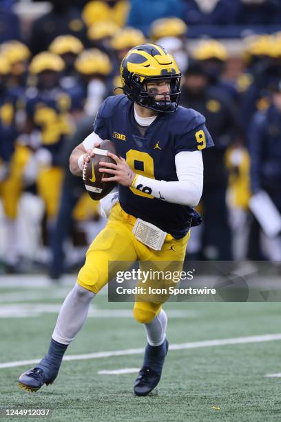 Michigan Wolverines quarterback J.J. McCarthy looks to pass during a college football game against the Illinois Fighting Illini on November 19, 2022...