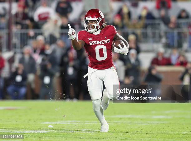 Oklahoma Sooners RB Eric Gray pointing out blocks during a run during a game between the Oklahoma Sooners and the Oklahoma State Cowboys at Gaylord...