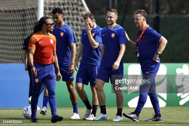 Assistant coach Edgar Davids, Cody Gakpo, Daley Blind, Teun Koopmeiners, Coach Louis van Gaal during a training session of the Dutch national team at...