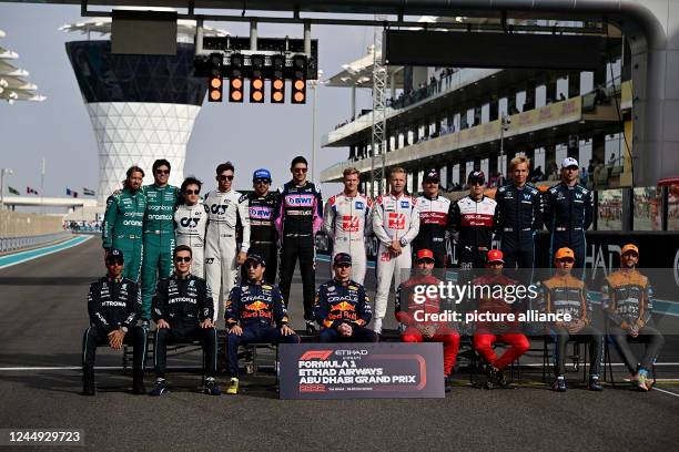 November 2022, United Arab Emirates, Abu Dhabi: Motorsport: Formula 1 World Championship, Abu Dhabi Grand Prix, final photo of all Formula 1 drivers:...