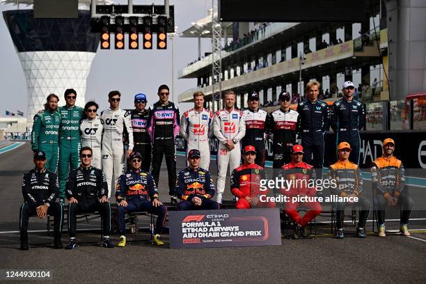 November 2022, United Arab Emirates, Abu Dhabi: Motorsport: Formula 1 World Championship, Abu Dhabi Grand Prix, final photo of all Formula 1 drivers:...