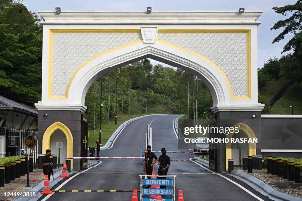 Members of the Royal Malaysia Police guard the entrance of the National Palace in Kuala Lumpur on November 21, 2022. - In a bid to break the impasse...