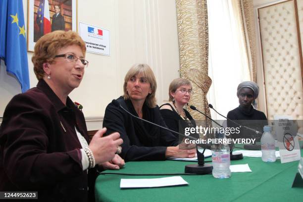 La directrice de l'Association Elele, Gaye Petek, la secrétaire d'Etat à la Solidarité, Valérie Létard, la directrice du Groupe de femmes pour...