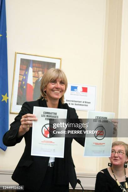 La secrétaire d'Etat à la Solidarité, Valérie Létard montre des visuels déstinés à la prévention, le 14 avril 2009 à Paris, lors d'une conférence de...