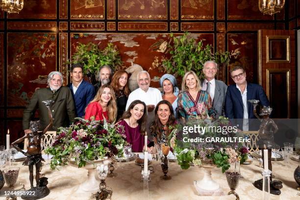 The dinner is organized in Juan Pablo Molyneux's mansion and the meal is prepared by the chef Guy Savoy. The chef is photographed for Paris Match...